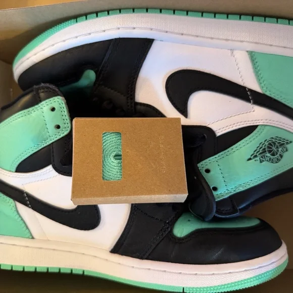 Air Jordan 1 Retro High OG GS 'Green Glow' 2024
Women’s 8.5 Men’s 7 - Picture 2 of 10